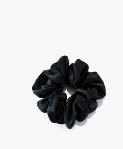 By Dariia Day Mulberry Zijden Scrunchie Medium - Midnight Black 5 By Dariia Day Mulberry Zijden Scrunchie Medium - Midnight Black -Mode Kleding 55108c76 afc7 4c94 80e1 b98f81fc8df1