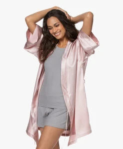 By Dariia Day Mulberry Zijden Kimono - Blush Pink 22 By Dariia Day Mulberry Zijden Kimono - Blush Pink -Mode Kleding 64851 64855 64666 COMBI 223288.CR2 ab6d13c6 2fd5 4163 9d4d 1a1c3820c763