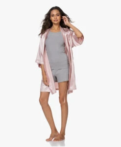 By Dariia Day Mulberry Zijden Kimono - Blush Pink 17 By Dariia Day Mulberry Zijden Kimono - Blush Pink -Mode Kleding 64851 64855 64666 COMBI 223296.CR2 3ba861a6 eaf5 40fb b8ff e3689789c2c6