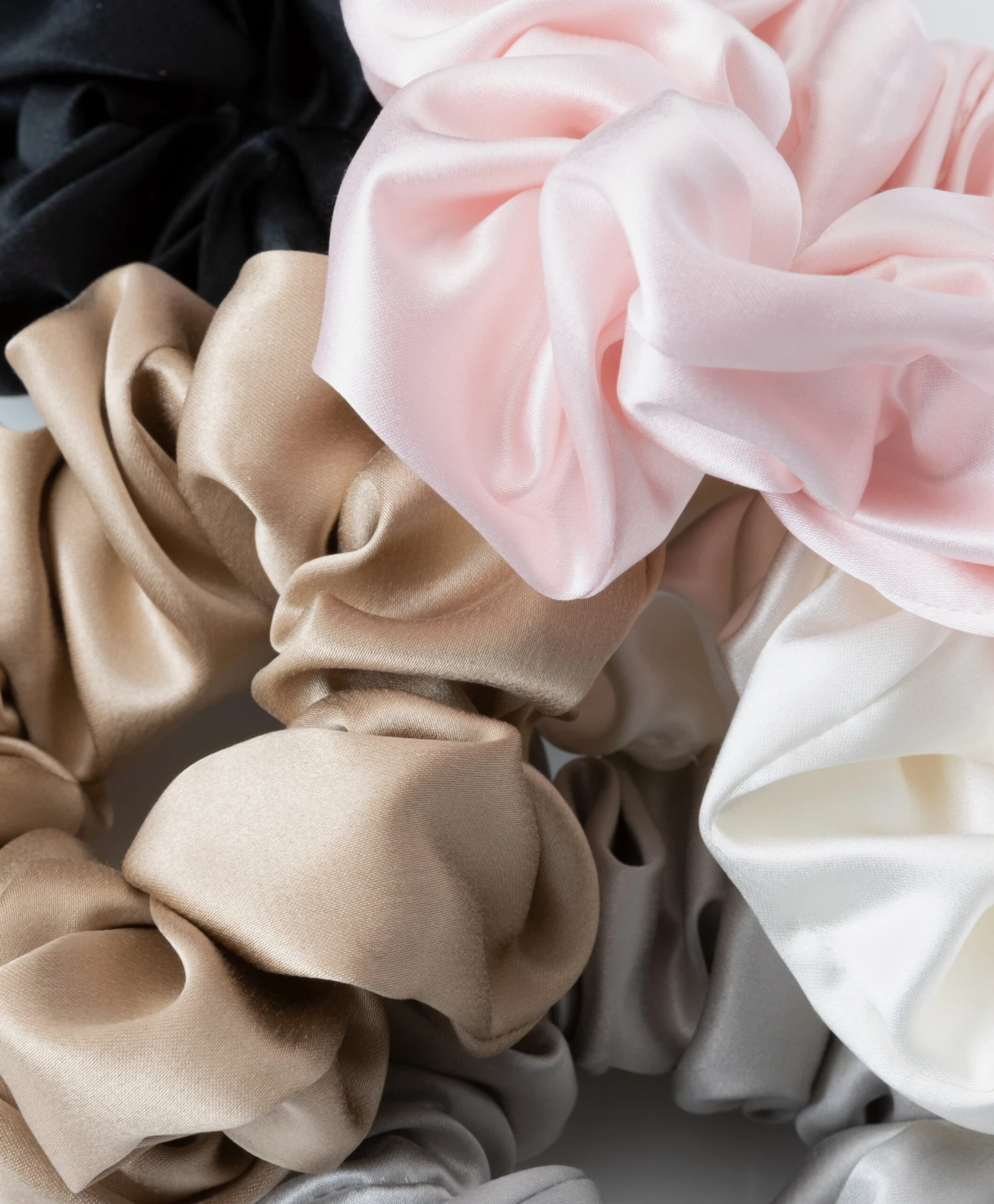 By Dariia Day Mulberry Zijden Scrunchie Medium - Midnight Black 2 By Dariia Day Mulberry Zijden Scrunchie Medium - Midnight Black - Afbeelding 2