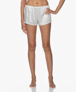By Dariia Day Mulberry Zijden Short - Powder White