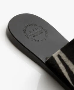 Atp Atelier Astrid Zebraprint Leren Teenslippers- Zwart 18 Atp Atelier Astrid Zebraprint Leren Teenslippers- Zwart -Mode Kleding ATP Atelier Astrid Printed Zebra Pony Black 396