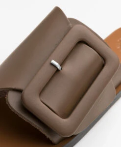 Atp Atelier Ceci Leren Slippers Met Gesp - Kaki Bruin 15 Atp Atelier Ceci Leren Slippers Met Gesp - Kaki Bruin -Mode Kleding ATP Atelier Ceci Vacchetta Khaki Brown 364