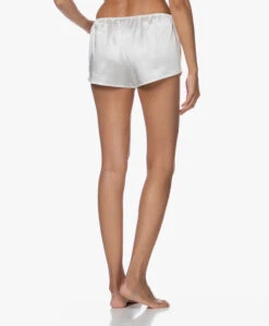 By Dariia Day Mulberry Zijden Short - Powder White 16 By Dariia Day Mulberry Zijden Short - Powder White -Mode Kleding b79e44bf fbb8 4861 a1f7 185e298d340d