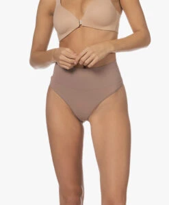 Spanx® Ecocare Naadloze Shaping String - Cafe Au Lait 19 Spanx® Ecocare Naadloze Shaping String - Cafe Au Lait -Mode Kleding b9ecb526 6301 4962 bd7c dc3189d06907 76