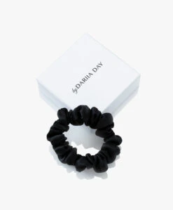 By Dariia Day Mulberry Zijden Scrunchie Small - Midnight Black